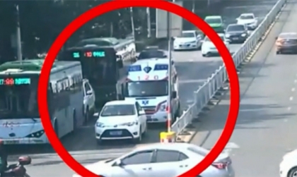 Nghị định 168 - Lỗi trừ 4 điểm GPLX ô tô: Không nhường đường xe ưu tiên đi làm nhiệm vụ